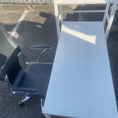 オフィスデスクとチェアの画像