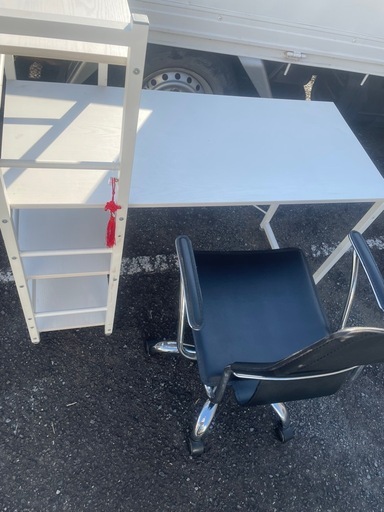 オフィスデスクとチェア