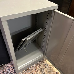 スチール製キャビネット　高さ約90cmの画像