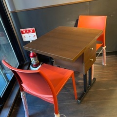 韓国テーブル　2人がけ　赤い椅子２脚セットの画像
