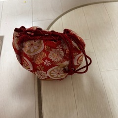 七五三用の草履と小さな巾着の画像