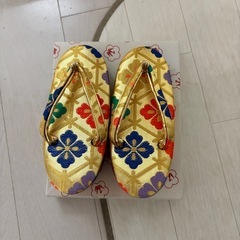 七五三用の草履と小さな巾着の画像