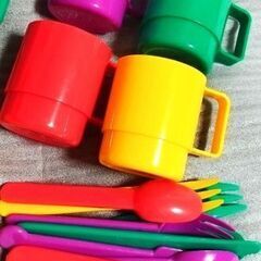 カラフル　キャンプ　ピクニック　セット（プラカップ、カトラリー等）の画像