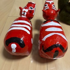 赤べこ2個　おまけのリス置物の画像