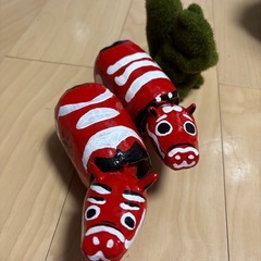 赤べこ2個　おまけのリス置物の画像