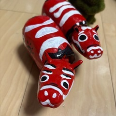 赤べこ2個　おまけのリス置物の画像