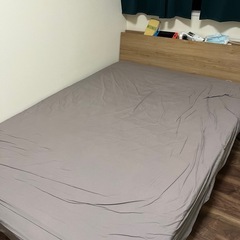 ダブルベッドの画像