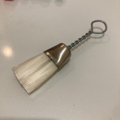 手のひらサイズのミニ箒2本の画像