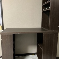 シンプルなデザインで収納力の高い机の画像