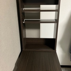 シンプルなデザインで収納力の高い机の画像