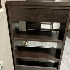 シンプルなデザインで収納力の高い机の画像