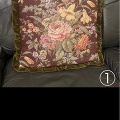 クッションカバー2点とお皿1点の画像