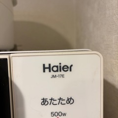 テレビ、テレビ台、電子レンジ、炊飯器の画像