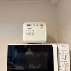 テレビ、テレビ台、電子レンジ、炊飯器の画像