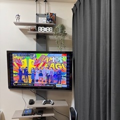 テレビ、テレビ台、電子レンジ、炊飯器の画像