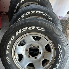 ハイエース スタッドレス４本 ノーマルタイヤ４本 ８本セットの画像