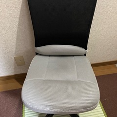 パソコンデスクとチェアの画像