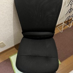 パソコンデスクとチェアの画像