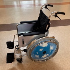 子供用女性用車椅子 青空デザインの画像