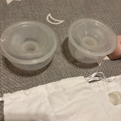 ハンズフリー搾乳機 momcozy の画像