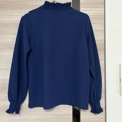 【美品】長袖フリルネイビートップス ブラウスの画像