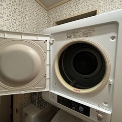 2018年製衣類乾燥機4kg専用台とセットの画像