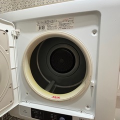 2018年製衣類乾燥機4kg専用台とセットの画像