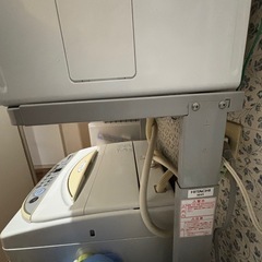 2018年製衣類乾燥機4kg専用台とセットの画像