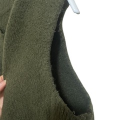 オリーブグリーン Vネック ニットベストの画像