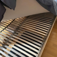 IKEA ベッドマットレスとベッドフレームの画像
