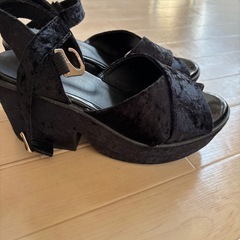 黒べロアクロスストラップサンダルの画像