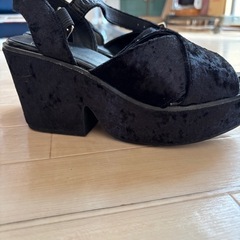 黒べロアクロスストラップサンダルの画像