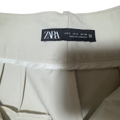 ZARA ベージュ テーパードスラックス Sの画像