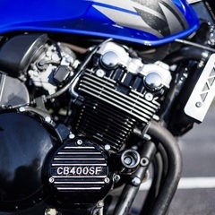 ホンダ CB400（NC39）2005年式 走行距離：58,000km 鍵：1本  ✨多くのカスタムが施され、状態良好の1台です✨  カスタム内容： 	•	Daytona 充電ケーブル 	•	カスタムLEDヘッドライト 	•	カスタムLEDテールライト 	•	WRSマフラー 	•	その他細かいカスタムパーツ多数  バイクの状態： 	•	エンジン：99％良好 	•	タイヤ：リア 95％、フロント 90％  外装も写真の通りきれいで、大切に乗ってきました。 個性的で目立つ1台をお探しの方にピッタリです！  興の画像