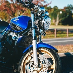 ホンダ CB400（NC39）2005年式 走行距離：58,000km 鍵：1本  ✨多くのカスタムが施され、状態良好の1台です✨  カスタム内容： 	•	Daytona 充電ケーブル 	•	カスタムLEDヘッドライト 	•	カスタムLEDテールライト 	•	WRSマフラー 	•	その他細かいカスタムパーツ多数  バイクの状態： 	•	エンジン：99％良好 	•	タイヤ：リア 95％、フロント 90％  外装も写真の通りきれいで、大切に乗ってきました。 個性的で目立つ1台をお探しの方にピッタリです！  興の画像