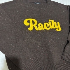 GU ベージュパンツ ブラウンロゴニット コーデ売りの画像