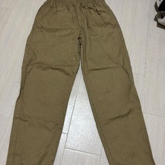 GU ベージュパンツ ブラウンロゴニット コーデ売りの画像