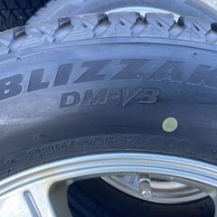 フォレスター XV 等 225/60R17 東北6県無料配送対応‼️爆安‼️最終値下げ‼️③超超超バリ溝❗ 国産 ブリジストン ブリザック DM-V3❗ アルミ付き 国産 タイヤ !!　スタットレス　スタッドレス　雪 冬 ゆき PCD100 pcd100の画像