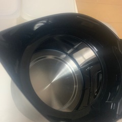 美品ティファール電気ポット、おまけのグラタン皿、クマさんのカップ、タッパー付き の画像