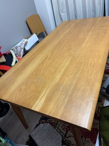 【大きめのテーブル】と【イス×4】セットで