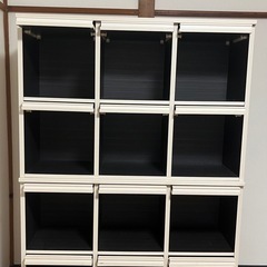 ディスプレイラック　リビング収納　12マス　フラップ扉　マガジンラック　オフホワイト　白の画像