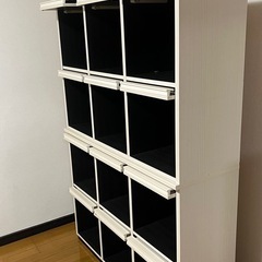 ディスプレイラック　リビング収納　12マス　フラップ扉　マガジンラック　オフホワイト　白の画像