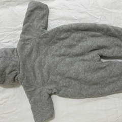 Baby Gapフード付きグレーロンパース　60cmの画像