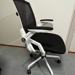 机とチェアーの画像