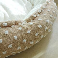 ペットベッド ドーナツ型 ドット柄 ベージュ 犬用ベッド 犬ベッド 大きめサイズ 80cmの画像