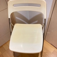 折りたたみ椅子1脚の画像