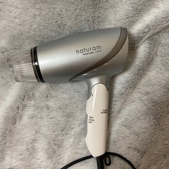 ヘアドライヤー + 丸いブラシの画像