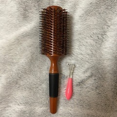 ヘアドライヤー + 丸いブラシの画像