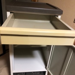 パラマウントベッド　サイドテーブル　チェストの画像