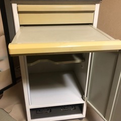 パラマウントベッド　サイドテーブル　チェストの画像